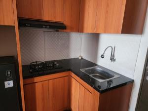 Kuchyň nebo kuchyňský kout v ubytování Metro Suits Apartment Bandung + 9 fotografií