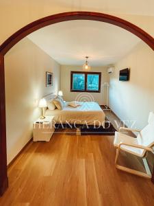 - une chambre avec un lit et une fenêtre dans l'établissement Herança do Vez, à Arcos de Valdevez