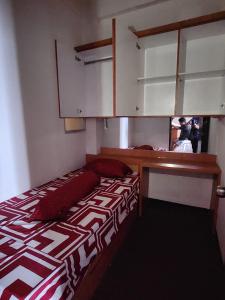 Schlafzimmer mit einem Bett, einem Schreibtisch und Schränken in der Unterkunft Metro Suits Apartment Bandung in Bandung