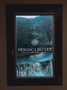 une fenêtre avec le panneau pour l'herzana do velez dans l'établissement Herança do Vez, à Arcos de Valdevez