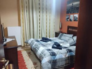 Postel nebo postele na pokoji v ubytování όμορφο διαμερισμα με δυο κρεβατοκάμαρες
