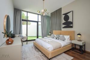 um quarto com uma cama grande e uma janela grande em AYA Boutique - Oasis in Al Muntazah 3BR Villa with Private Pool em Abu Dhabi