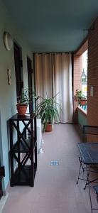 un patio con macetas y una mesa en una habitación en 6 a casa en Milán
