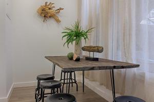 una mesa con taburetes y una planta encima en Guesthouse by Trip2Portugal en Lisboa