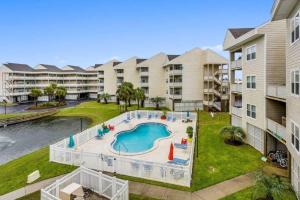 uma vista aérea de um complexo de apartamentos com uma piscina em Baywatch Unit H5 em Pensacola Beach