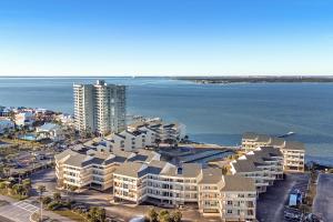 uma vista aérea de um resort junto ao oceano em Baywatch Unit H5 em Pensacola Beach