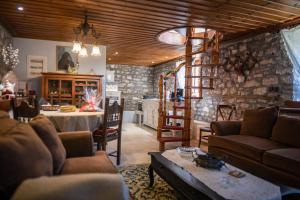 un soggiorno con divani e tavolo e una cucina di Gorianades Traditional House a Gorianádhes