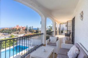 balcón con vistas a la piscina en Beautiful 5 Bedroom Villa, Sea Views, Private Pool, Estepona newly refurbished, en Estepona