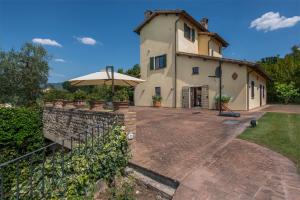 an external view of a house with an umbrella at Luxury Villa Spoleto in Spoleto
