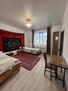 Postel nebo postele na pokoji v ubytování Tündük Guest House, Karakol