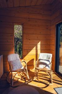 two chairs sitting on the porch of a cabin at LES CABANES DE LUTINA 