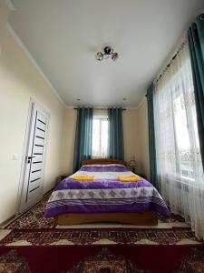 Postel nebo postele na pokoji v ubytování Tündük Guest House, Karakol