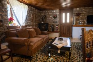 Televízia a/alebo spoločenská miestnosť v ubytovaní Gorianades Traditional House