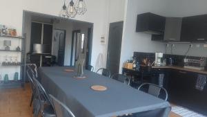 une salle à manger avec une table bleue et des chaises dans l'établissement La Plénitude Marseillaise - T4 de 70 m2, 3 chambres, centre-ville, 8 couchages, à Marseille