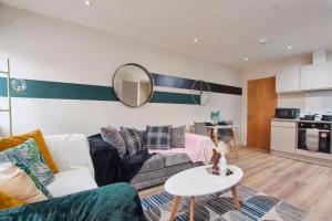 ein Wohnzimmer mit einem Sofa und einem Tisch in der Unterkunft Adorable 1 Bedroom Flat in Leeds - Sleeps 4 in Leeds