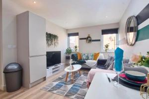 a living room with a couch and a tv at Adorable 1 Bedroom Flat in Leeds - Sleeps 4 in Leeds