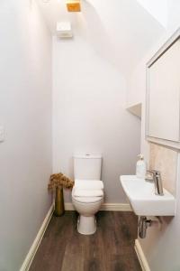 a bathroom with a toilet and a sink at Luxury 4Bed Townhouse - Parking+Wi-Fi+Amenities in Nuneaton