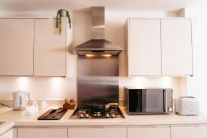 Kitchen o kitchenette sa Luxury 4Bed Townhouse - Parking+Wi-Fi+Amenities