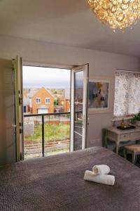 1 dormitorio con 1 cama y puerta a un balcón en Luxury 4Bed Townhouse - Parking+Wi-Fi+Amenities en Nuneaton