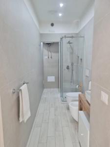 ein Bad mit einer Dusche, einem WC und einem Waschbecken in der Unterkunft Gesuiti Home di Agata e Aurora in Catania