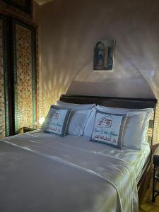 - une chambre avec un lit et des oreillers dans l'établissement Maison d'Hôtes Akchour, à Chefchaouen