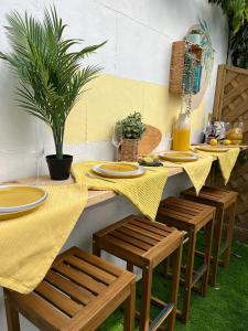een tafel met stoelen en borden met eten erop bij Cambray Apartment in Cheltenham