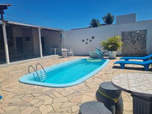 uma piscina no meio de um pátio em Casa de Praia - Francês/Marechal Deodoro em Marechal Deodoro