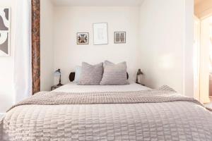 En eller flere senge i et værelse på Pacific Heights Victorian Garden Suite + 4 billeder