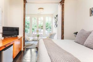 Et tv og/eller underholdning på Pacific Heights Victorian Garden Suite