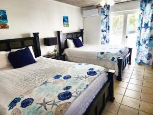 1 dormitorio con 2 camas y ventana en Exuma Palms Resort en Hermitage