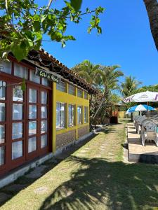 プラドにあるRecanto dos Passárosの黄色の建物 +12枚の写真