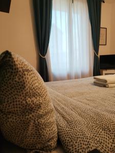 - un lit avec une couverture d'impression guépard dans l'établissement Chambre proche Saint Charles et Port avec Netflix, à Marseille