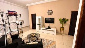 TV a/nebo společenská místnost v ubytování Large studio at your disposal in Abidjan