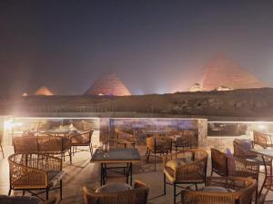 Restoran või mõni muu söögikoht majutusasutuses Yamour Pyramids View