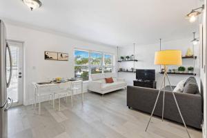 Posezení v ubytování Las Olas Blvd Exclusive Apt with waterview