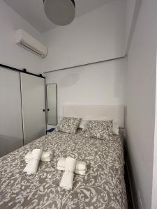 Moratalaz Apartments في مدريد: غرفة نوم بسرير ذو شراشف ووسائد بيضاء