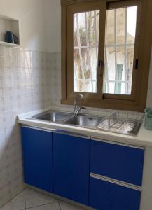eine Küche mit einem Waschbecken und einem Fenster in der Unterkunft CASA PALOMA in Sanremo