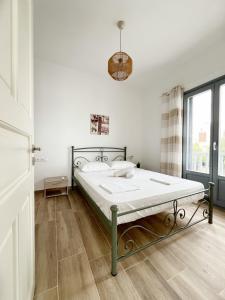 Ένα ή περισσότερα κρεβάτια σε δωμάτιο στο Sorokos House +49 φωτογραφίες