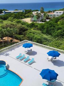 Bazén v ubytování Fabulous Ocean View Apartment in Secure Resort, 5 min Walk to Beaches & Restaurants nebo v jeho okolí