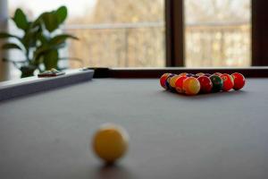 einen Billardtisch mit Billardkugeln und einen Ball darauf in der Unterkunft Luxury Penthouse Jacuzzi, Pool Table, Bbq & Desks in Berlin