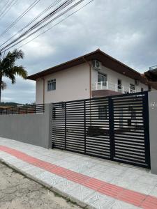 uma casa com um portão em frente em Residencial Marina em Florianópolis