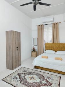 um quarto com uma cama e uma ventoinha de tecto em Homestay Temerloh Nasuha Homestay For Muslim Near Hospital with Private Pool Wi-Fi Netflix em Temerloh