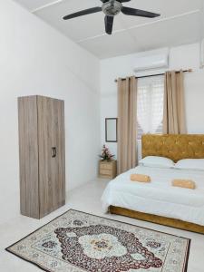 Giường trong phòng chung tại Homestay Temerloh Nasuha Homestay For Muslim Near Hospital with Private Pool Wi-Fi Netflix