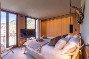 a bedroom with a large bed with a large window at W ISARD LODGE by Select Rentals in El Tarter