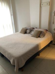 1 cama con almohadas en el dormitorio en Monoambiente en Buenos Aires