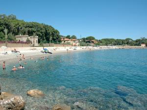 リオ・マリーナにあるLe Maree Al Moloの海水浴場の人々