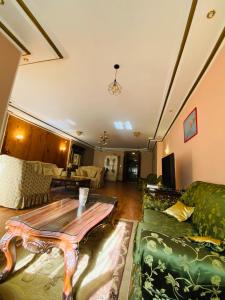 luxurious apartment في Az Zaqāzīq: غرفة معيشة مع أريكة وطاولة قهوة
