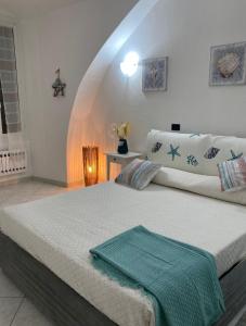- une chambre avec un lit et une serviette verte dans l'établissement CASA PALOMA, à Sanremo