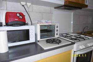 Kuchyň nebo kuchyňský kout v ubytování rez de chaussée studio climatisé dans villa