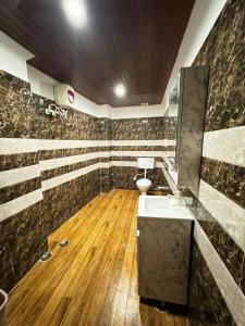 La salle de bains est pourvue d'un lavabo et de toilettes. dans l'établissement Hotel Walk Inn, à Faridabad